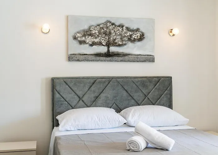 Feather Studio Apartment - Free Private Parking - Self Check-In