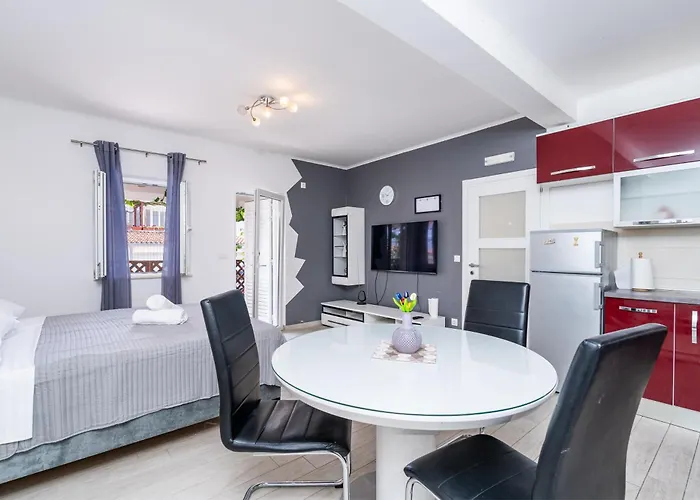 Feather Studio Apartment - Free Private Parking - Self Check-In