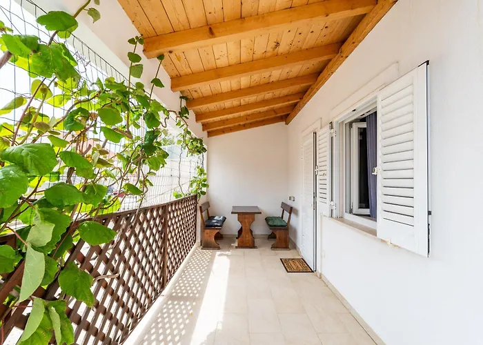 Feather Studio Apartment - Free Private Parking - Self Check-In